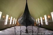 Bateau viking (langskip) découvert dans un tertre funéraire à Gokstad près du fjord d'Oslo. Il est exposé au Vikingskipshuset, le musée des bateaux vikings à Oslo sur la péninsule de Bygdøy.