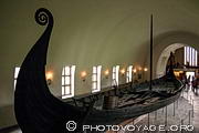 Le langskip d'Oseberg est le plus beau bateau viking découvert dans un tertre funéraire près du fjord d'Oslo. Il est exposé au Vikingskipshuset, le musée des navires vikings à Oslo sur la péninsule de Bygdøy.