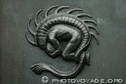 Dragon ou monstre marin emprisonnant un homme. Bas-relief en bronze de la fontaine du Vigeland Park à Oslo.