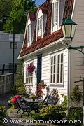 Jolie maison fleurie dans le quartier de Strandsiden &agrave; Bergen.