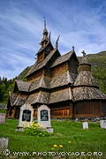 L'&eacute;glise en bois debout de Borgund est entour&eacute;e d'un cimeti&egrave;re comme c'est la tradition.