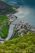 Vue a&eacute;rienne d'Aurlandsvangen (aussi appel&eacute; Aurland) depuis le point de vue de Stegastein qui domine l'Aurlandsfjord de 650 m. Le village s'est construit autour de l'embourchure de la rivi&egrave;re Aurlandselvi.