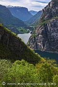 Point de vue sur le lac de Vassbygdi (ou Vassbygdevatnet) et la vall&eacute;e  Aurlandsdalen depuis la route 50 qui remonte le cours de la rivi&egrave;re Aurlandselvi avant de  s'attaquer au massif de Grindsfjellet. Le lac s'enroule autour du Torstadsete, un rocher de 449 m. Le village visible dans la vall&eacute;e est Lavi et tout au fond se trouve le Aurlandsfjord.