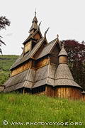 La stavkirke de Hopperstad est une &eacute;glise en bois debout situ&eacute;e 
&agrave; Vik i Sogn. Elle date des 
ann&eacute;es 1100. Elle fut sauv&eacute;e de la destruction et restaur&eacute;e en 1880 par les Monuments historiques de Bergen.