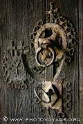 Détail de la poignée de porte très ancienne de l'église en bois debout de Urnes