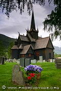 L'église en bois debout ou stavkirke de Lom est entourée d'un cimetière.
