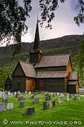 L'église en bois debout ou stavkirke de Lom est entourée d'un cimetière.
