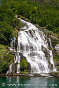 Cascade dans le Geirangerfjord
