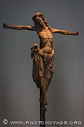 Statue en bois de Jésus en croix exposée au musée historique d'Oslo