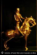 Figurine de chevalier en or exposée au musée historique d'Oslo