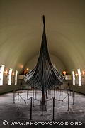 Bateau viking (langskip) découvert dans un tertre funéraire à Oseberg près du fjord d'Oslo. Il est exposé au Vikingskipshuset, le musée des bateaux vikings à Oslo sur la péninsule de Bygdøy.