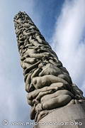 Colonne en granit composée de 121 corps nus enchevêtrés dans le Vigeland Park à Oslo.