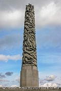 La colonne du Vigeland Park mesure 17 mètres de haut avec son socle. Les 121 corps enchevêtrés ont été sculptés dans un seul bloc de granit de 14 mètres. D'où son nom, le monolithe.