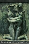 Un squelette sépare un couple enlacé.  Bas-relief en bronze décorant la fontaine du Vigeland Park à Oslo. Illustration de l'expression Jusqu'à ce que la Mort vous sépare.