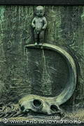 Bébé debout sur la corne d'un crâne de mammouth. Bas-relief en bronze de la fontaine du Vigeland Park à Oslo. Il illustre le cycle de la vie et de la mort.