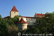 tour Noire (carrée) et tour Daliborka (ronde) à l'arrière 
du château de Prague