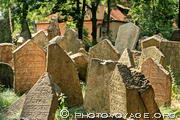 enchevêtrement de pierres tombales en pagaille dans le vieux cimetière 
juif de Josefov
