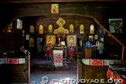 vue intérieure de l'église en bois St Michel ouverte à l'occasion 
d'une messe orthodoxe