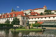 pièce d'eau dans le jardin du palais Wallenstein dominé par le château 
de Prague