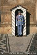 garde immobile et imperturbable à son poste sur la Place du Château