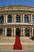 tapis rouge sur les marches du Rudolphinum, prestigieuse salle de concert
