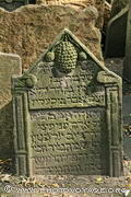 tombe du vieux cimetière juif décorée d'une grappe de raisin