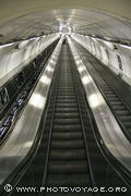 escalators vertigineux de la ligne A du métro praguois