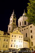 tour et dome de l'église St Nicolas de Mala Strana éclairés 
de nuit