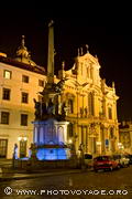 fontaine et façade d'entrée de l'église St Nicolas vues de 
nuit - Malostranské námestí