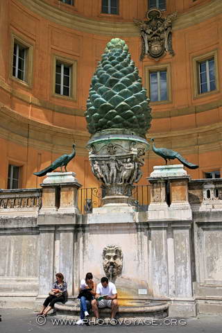 pomme de pin en bronze