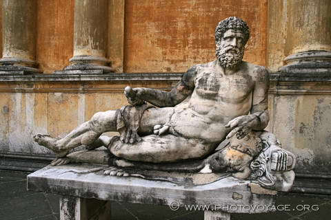 sculpture décorant la cour de la Pigna