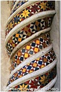 colonne torsadée incrustée de mosaïques Cosmati