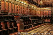 Stalles du choeur de la cathédrale de Séville. Ces rangées 
de sièges réservés aux membres du clergé sont en bois massif sculpté, liés les uns aux autres et alignés le long 
des murs.