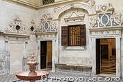 Passage ouvert entre la cour du Chapitre ornée d'une fontaine en albâtre 
et l'antichambre de la salle du Chapitre ou salle capitulaire de la cathédrale de Séville.