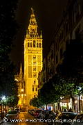 La tour de la Giralda est très bien éclairée la nuit. Elle 
est visible en entier depuis la rue Mateos Gago.