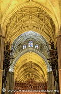 Enfilade de voûtes gothiques dans la cathédrale de Séville