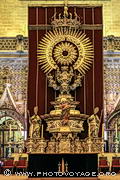 L'autel d'argent et son gigantesque ostensoir ne passe pas inaperçu dans 
la cathédrale de Séville.