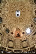 Le plafond de la Salle Capitulaire dans la cathédrale de Séville 
est une coupole elliptique de style Renaissance avec un tableau central signé B. Murillo.