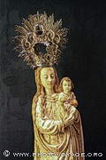 Cette vierge à l'enfant d'auteur inconnu est exposée dans les vitrines 
du Trésor de la cathédrale de Séville.