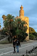 Balade en amoureux au coucher du soleil le long du Guadalquivir en passant au pied de la Torre del Oro.