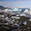 icebergs du Jokulsarlon rejet&eacute;s sur la plage de sable noir