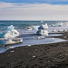 icebergs du Jokulsarlon rejet&eacute;s sur la plage de sable noir