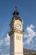 La tour de l'Horloge affiche en fait 4 cadrans, un sur chaque face. Elle a donné 
son nom au bâtiment qui abrite les autorités portuaires de Valence.