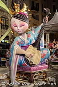 Ninot (personnage composant la falla) représentant une musicienne chinoise jouant du luth pour divertir l'empereur - Falla Ribera - Convento Santa Clara 2017
