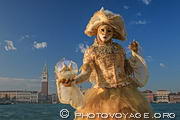 Venise, la ville des amoureux, est aussi célèbre pour son carnaval. 
Costumée posant devant le bassin de Saint Marc.
