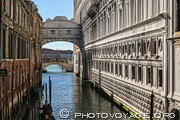 Le pont des soupirs qui enjambe le rio de Palazzo relie le palais des doges à 
la prison.