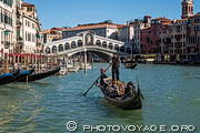 Vue typique de Venise : une gondole sur le grand canal avec le pont du rialto 
en arrière plan.