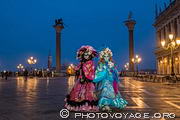 Costum&eacute;es de Venise posant au lever du jour sur la piazzetta San Marco