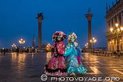 Costumées de Venise posant au lever du jour sur la piazzetta San Marco