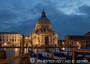 Basilique Santa Maria della Salute vue &agrave; l'heure bleue depuis l'autre rive 
du Grand canal.